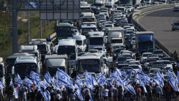 Thousands of Israeli protesters descend on airport in anger over Netanyahu plan