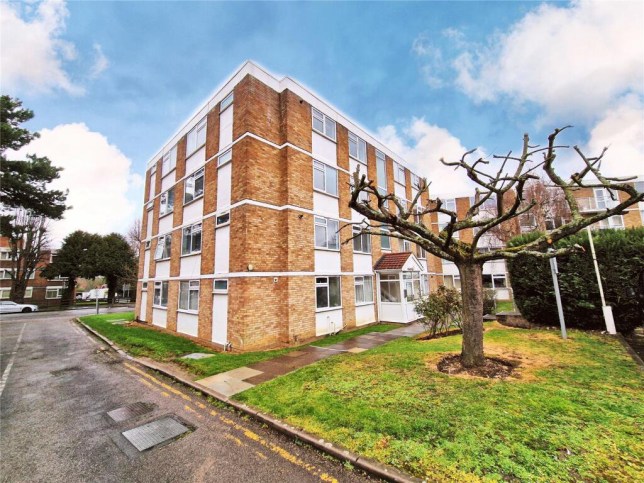 London flat on sale for ?230k comes with red mirrored dungeon room Rightmove/Your Move