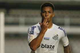 Man Utd planning surprise swoop for Brazilian striker?