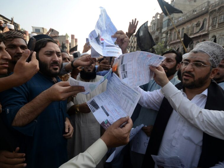 Pakistan gov’t says no relief in power bills as protests escalate