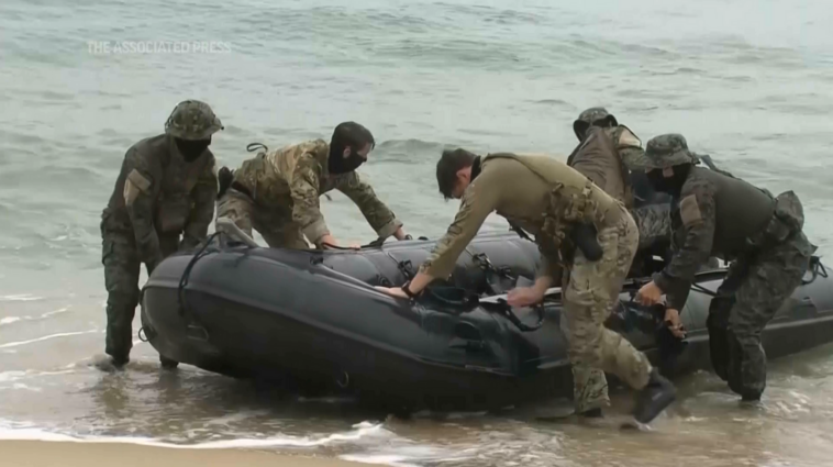 South Korea and U.S. special forces infiltrate beach during combined drills