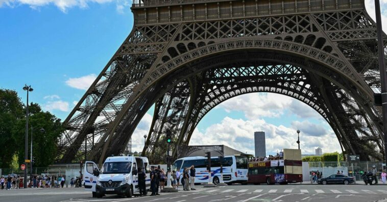 Two American Tourists Caught Sleeping in the Eiffel Tower