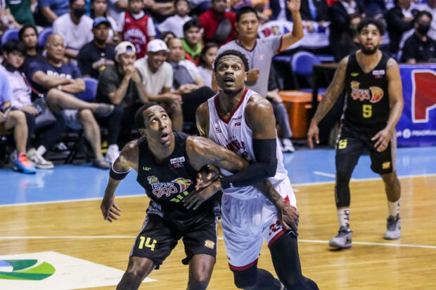 TNT import Rondae Hollis-Jefferson against Ginebra reinforcement Justin Brownlee. –Marlo Cueto/INQUIRER.net