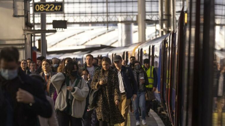 UK wages grow at 7.8% despite slowing jobs market