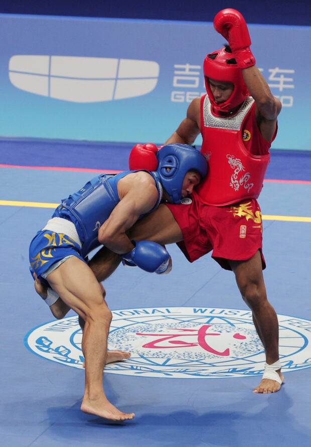 Arnel Mandal (right) gives the Philippines its first silver medal in the Asian Games.—PSC-POC POOL