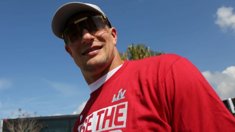 Gronkowski to 'turn it up' as new LA Bowl host