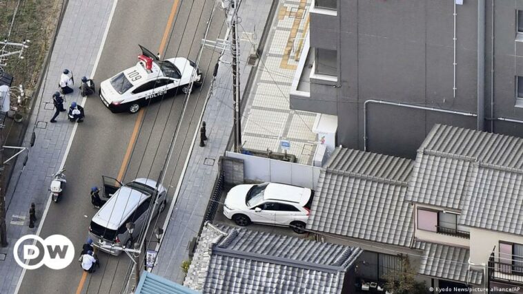 Japan: Suspected gunman takes hostages at post office