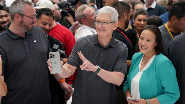 Apple set to report fourth-quarter earnings after the bell