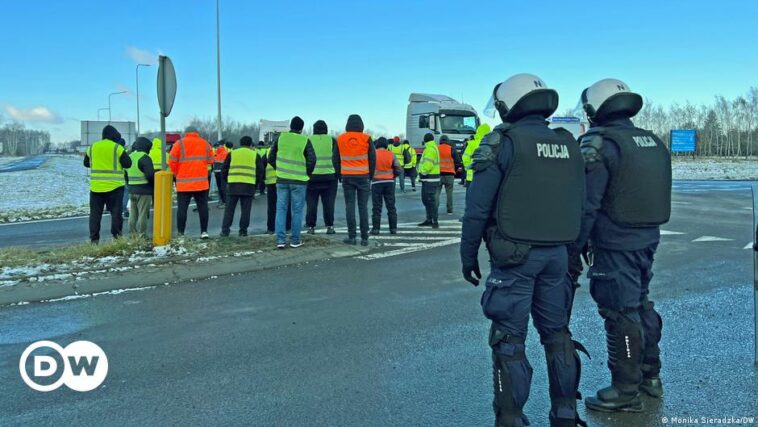 Polish truckers protest "unfair competition" by blocking Ukraine border crossings