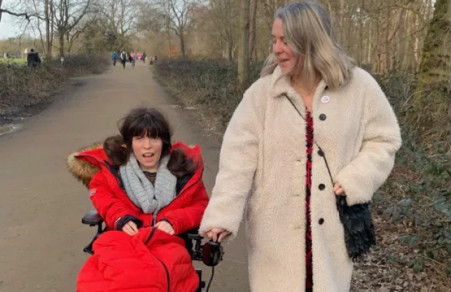 Sam Carlisle with her teenage daughter Elvi