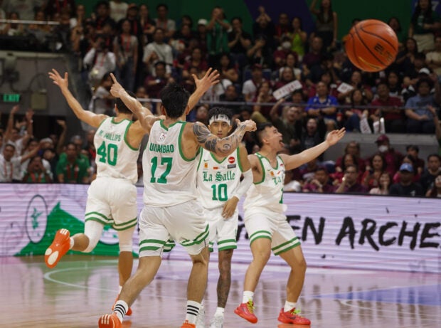 The Archers celebrate a scorching third quarter run. —PHOTOS BY AUGUST DELA CRUZ