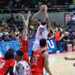 Tony Bishop Jr. (No. 21) elevates his scoring for the Kings against the Batang Pier. —PBA IMAGES