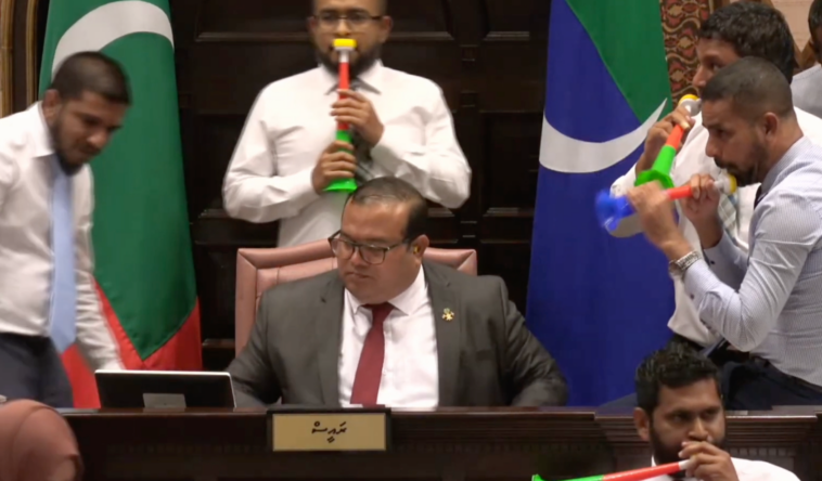 Chaos during Maldives parliament session