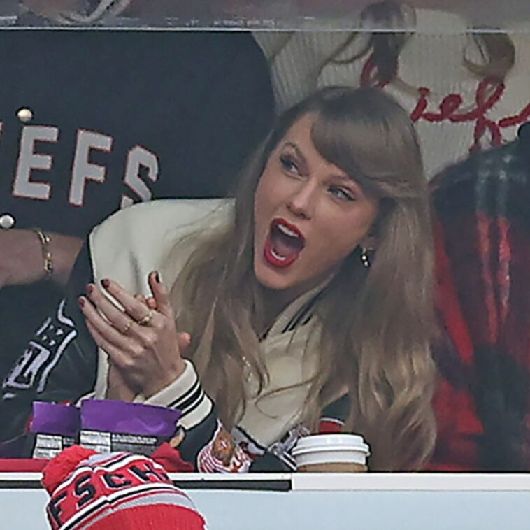 Taylor Swift Matches Travis Kelce's Style at Chiefs' New Year's Eve Game - E! Online