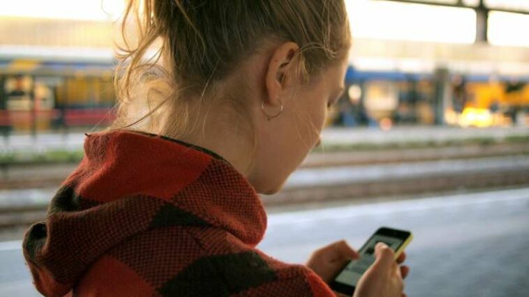 child with smart phone