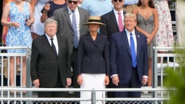 Donald y Melania Trump asisten juntos a la graduación de secundaria de su hijo Barron