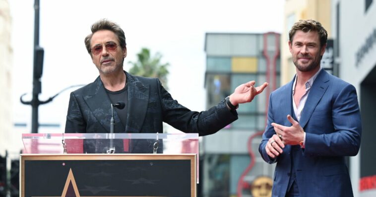 Mark Ruffalo and Chris Hemsworth dressed in black, posing together on the red carpet at the "Thor: Ragnarok" premiere