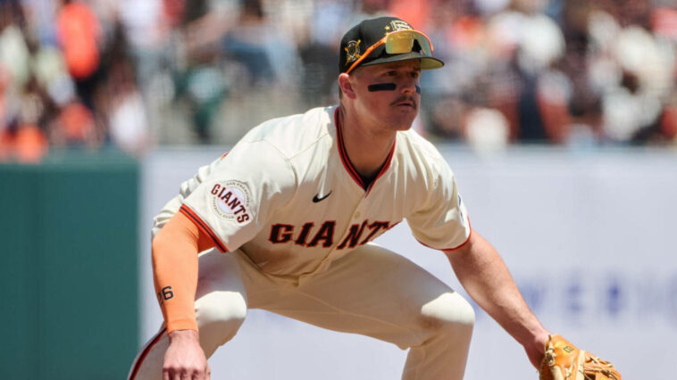 Watch: Giants’ Matt Chapman makes unreal barehanded play to beat Mets