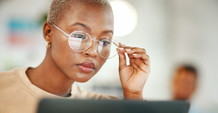 woman with laptop reading news online