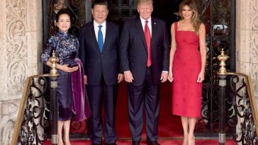 President Donald Trump and First Lady Melania Trump pose for a photo with Chinese President Xi Jinping and his wife, Mrs. Peng Liyuan, Thursday, April 6, 2017, at the entrance of Mar-a-Lago in Palm Beach, Fla.