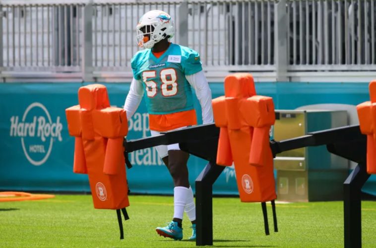 Shaquil Barrett Put Miami Dolphins in Seriously Bad Spot | Deadspin.com