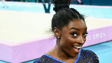 Biles hace historia en París y se burla de Trump: “Me encanta mi trabajo de negra”