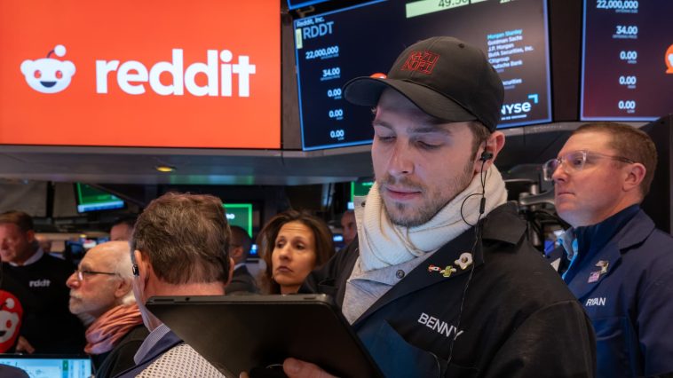 Reddit's increased reliance on Google traffic has Wall Street anxious to see if visitors sign up