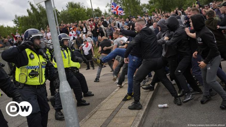 UK: Far-right rioters storm hotel housing migrants