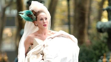 Sarah Jessica Parker (wearing a Vivienne Westwood gown) on location for SEX AND THE CITY: THE MOVIE, Manhattan, New York, NY, October 12, 2007. Photo by: Kristin Callahan/Everett Collection