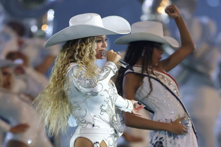 Social Media Explodes With Love For Beyoncé's Epic NFL Halftime Show